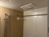 プレディアコート北千住 木目調パネルと白い壁面でまとめたモダンな浴室