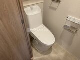 プレディアコート北千住 温水便座付きのモダンなトイレ空間