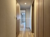 プレディアコート北千住 明るい照明に包まれた廊下、複数の部屋へのアクセスが可能な動線