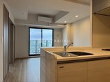 プレディアコート北千住 木目調カウンターのキッチンから眺める開放的なリビング空間