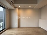 プレディアコート北千住 木目調フローリングと落ち着いた壁色の明るい居室空間