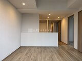 プレディアコート北千住 白を基調とした対面カウンター付きのリビングダイニング空間