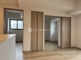プレディアコート北千住 木調の建具と落ち着いた内装の、開放的なリビングダイニング空間
