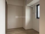 プレディアコート北千住 小窓から採光を取り入れた落ち着いた印象の洋室