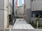 クラリティア上野稲荷町 建物周辺の駐車スペースから見た落ち着いた印象のエントランスア
