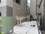 クラリティア上野稲荷町 建築資材が置かれた建設中の駐車スペース付き外観