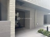 クラリティア上野稲荷町 モダンなタイル張りのエントランスから見た建物外観