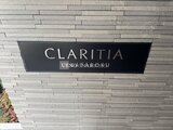 クラリティア上野稲荷町 建物名の看板が取り付けられたレンガ張りのエントランス外観