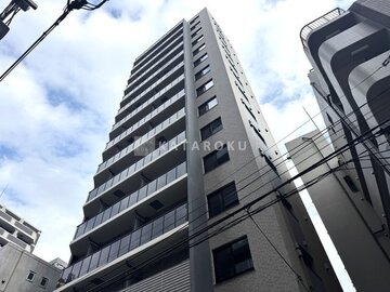クラリティア上野稲荷町 下から見上げた整然とした高層マンションの外観