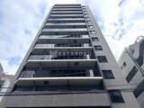 クラリティア上野稲荷町 下から見上げた建物外観、整然と並ぶバルコニーが特徴のモダンな