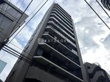 クラリティア上野稲荷町 下から見上げた建物のモダンな外観と空