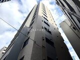 クラリティア上野稲荷町 下から見上げた縦長の建物外観、モダンなタイル張りの落ち着いた