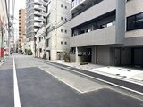 クラリティア上野稲荷町 前面道路から見た建物外観と開放的なエントランスアプローチ