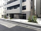クラリティア上野稲荷町 前面道路から見たモダンな建物エントランス