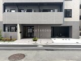 クラリティア上野稲荷町 前面道路から見たモダンな建物外観と開放的なエントランス