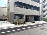 クラリティア上野稲荷町 前面道路から見た、モダンな外観の建物エントランス