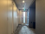 クラリティア上野稲荷町 共用廊下から見たエレベーターホール、明るく整理された空間