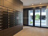 クラリティア上野稲荷町 モダンなメールボックスと大型ガラス引き戸のあるエントランスホ