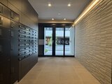 クラリティア上野稲荷町 大型郵便受け完備のモダンなエントランスホール