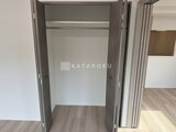 クラリティア上野稲荷町 収納棚とハンガーパイプ付きの開放的なクローゼット