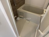 クラリティア上野稲荷町 浴槽と広めのシャワースペースを備えた清潔感のあるバスルーム