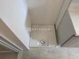 クラリティア上野稲荷町 洗濯機置き場がある明るいユーティリティスペースの全景