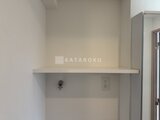 クラリティア上野稲荷町 キッチンスペースの開放的な棚と設備配置