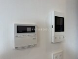 クラリティア上野稲荷町 給湯機パネルとインターホンが備わった明るい印象の壁面