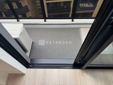 クラリティア上野稲荷町 開放的なテラスと内装の調和を示す空間の様子