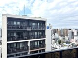 クラリティア上野稲荷町 都市風景を望むモダンなファサードの建物外観