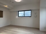 クラリティア上野稲荷町 窓からの採光が心地よいリビングダイニング