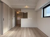 クラリティア上野稲荷町 明るい採光が入るゆとりのある洋室と開放的なキッチンスペース