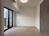 クラリティア上野稲荷町 開放的なバルコニーに繋がるLDK、木調フローリングの明るい空