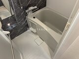 クラリティア上野稲荷町 黒のアクセントパネルが落ち着いた浴室の様子