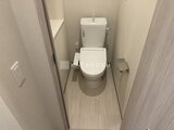 クラリティア上野稲荷町 温白色を基調とした清潔感のあるトイレ空間