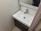 クラリティア上野稲荷町 白い天板と黒いキャビネットのコンパクトな洗面台