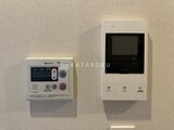 クラリティア上野稲荷町 給湯器とインターホンが並んだ壁面パネル
