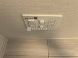 クラリティア上野稲荷町 天井に設置された照明スイッチと換気扇制御パネル