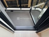 クラリティア上野稲荷町 開放的なバルコニーと室内を繋ぐ出入口の様子