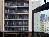 クラリティア上野稲荷町 モダンな外観の居住建物とテラスから見た都市風景
