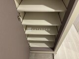 クラリティア上野稲荷町 白い可動棚が整然と並ぶ、収納スペースの様子