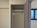 クラリティア上野稲荷町 クローゼット内部のハンガーパイプと収納棚の様子