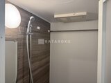 クラリティア上野稲荷町 暖色系タイルと白い壁で統一されたシャワーブース