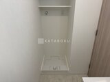 クラリティア上野稲荷町 洗濯機置き場となる洗面所空間と上部の棚が設置されたコーナー