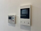クラリティア上野稲荷町 壁面に設置されたインターホンと給湯器リモコン