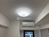 クラリティア上野稲荷町 明るいシーリングライトと空調完備のリビングダイニング