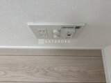クラリティア上野稲荷町 天井に取り付けられた照明と換気扇、コンセントのある設備