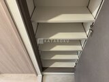 クラリティア上野稲荷町 開放的な白い可動棚が備わった収納スペース
