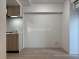 クラリティア上野稲荷町 木目調キッチンとホワイト壁が調和した開放的なリビングダイニン