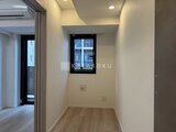 クラリティア上野稲荷町 明るい照明と落ち着いた色合いの洋室